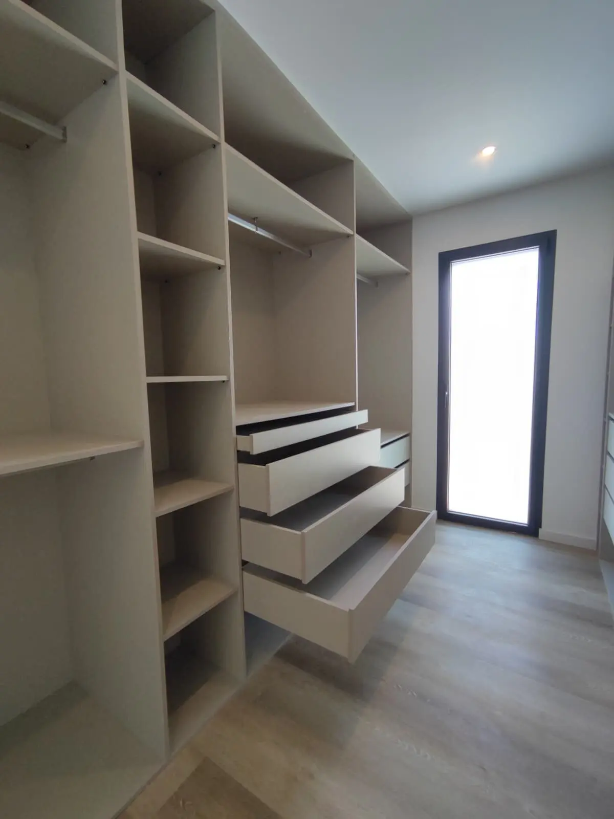 Interior de closet por medida com gavetas e prateleiras