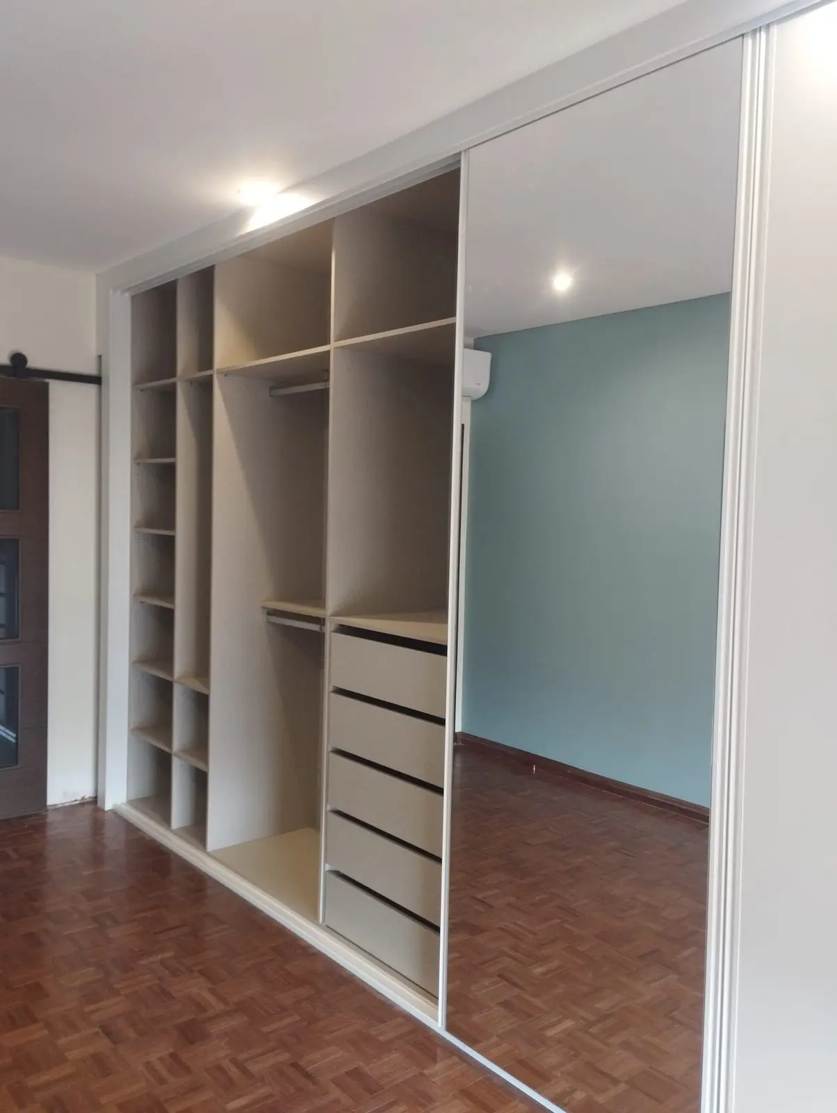 Interior de roupeiro por medida com portas de correr